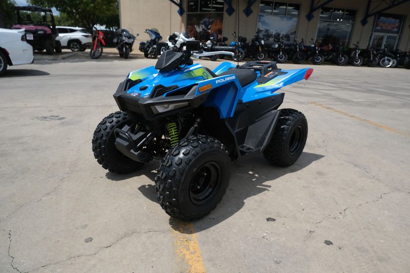 2025 Polaris OUTLAW 70 EFI VELOCITY BLUE AND LIFTED LIMEImage 18