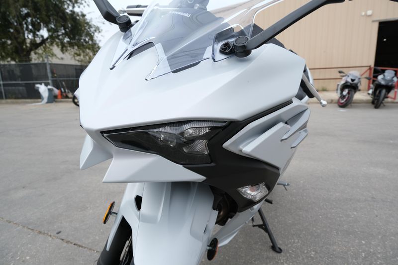 2025 Kawasaki NINJA 500 METALLIC MATTE WHITISH SILVER AND METALLIC MOONDUST GRAYImage 16