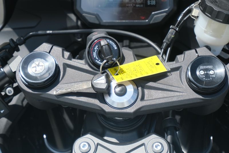 2025 Kawasaki NINJA ZX6R PEARL ROBOTIC WHITE AND METALLIC GRAPHITE GRAY Image 18