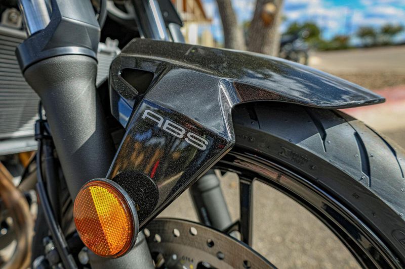2025 Kawasaki Z500 ABS METALLIC SPARK BLACK AND METALLIC MATTE GRAPHENESTEEL GRAY Image 5