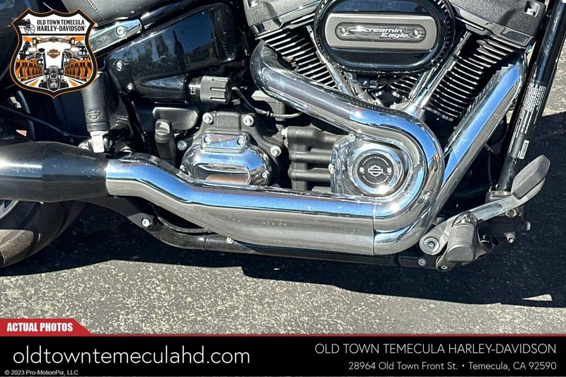 2021 Harley-Davidson Softail in a GAUNTLET GRAY METALLIC exterior color. BMW Motorcycles of Temecula – Southern California (951) 506-6903 bmwmotorcyclesoftemecula.com 