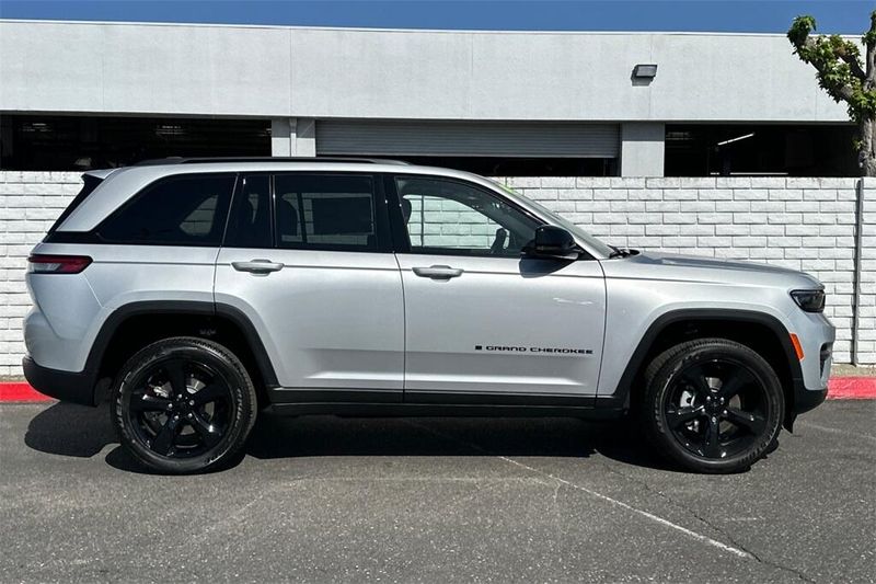 2025 Jeep Grand Cherokee Altitude photo 3