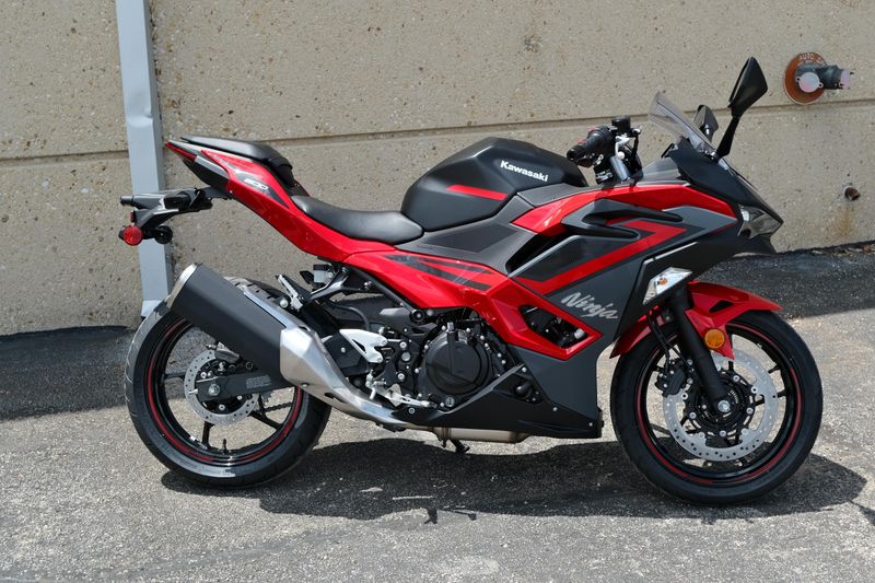 2025 Kawasaki NINJA 500 ABS PASSION RED AND METALLIC FLAT SPARK BLACK AND METALLIC MATTE DARK GRAY Image 2