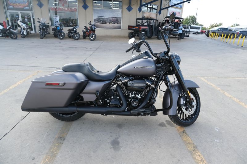 2017 HARLEY ROAD KING SPECIAL BLACKImage 5