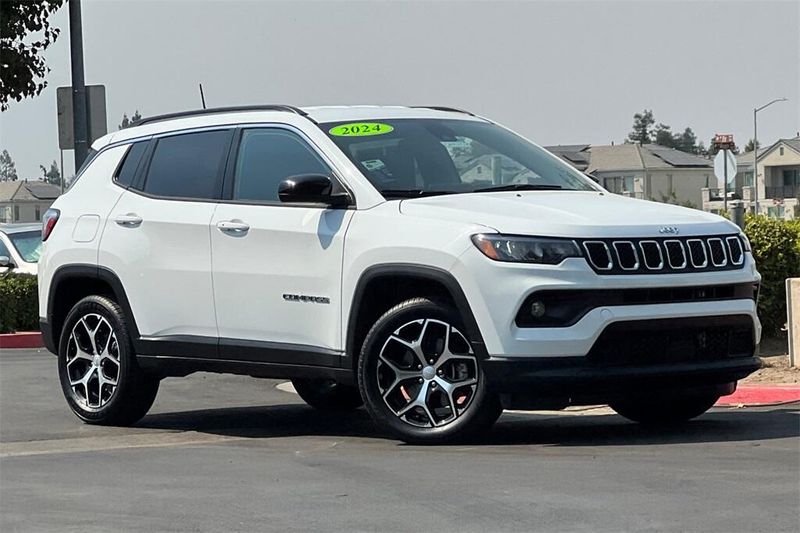 2024 Jeep Compass Latitude photo 2