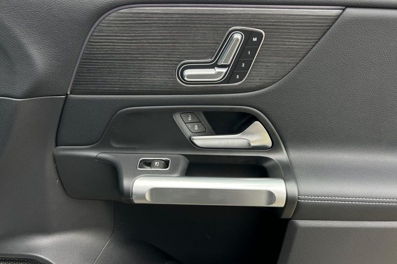 2023 Mercedes-Benz EQB 300Image 20