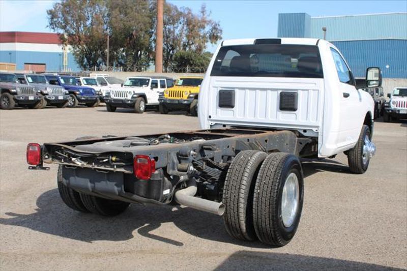 2023 RAM 3500 Chassis Cab Tradesman/SLTImage 5