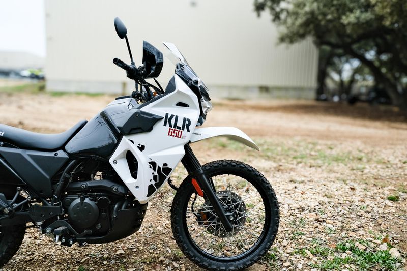 2025 Kawasaki KLR 650 S ABS PEARL CRYSTAL WHITE AND METALLIC CARBON GRAYImage 14