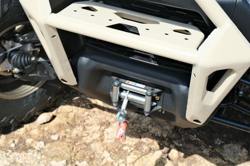 2025 Can-Am DEFENDER MAX LIMITED CAB HD10 DESERT TAN AND STEALTH BLACK Image 12