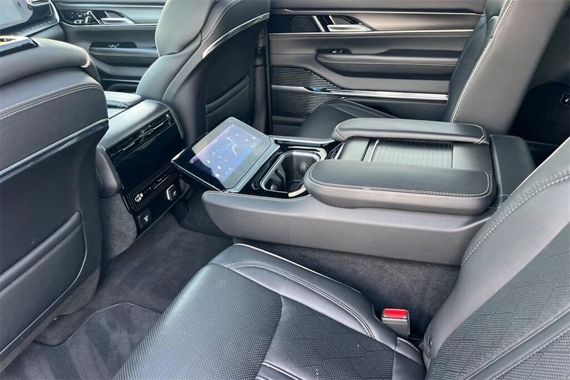 2024 Jeep Grand Wagoneer L II photo 12