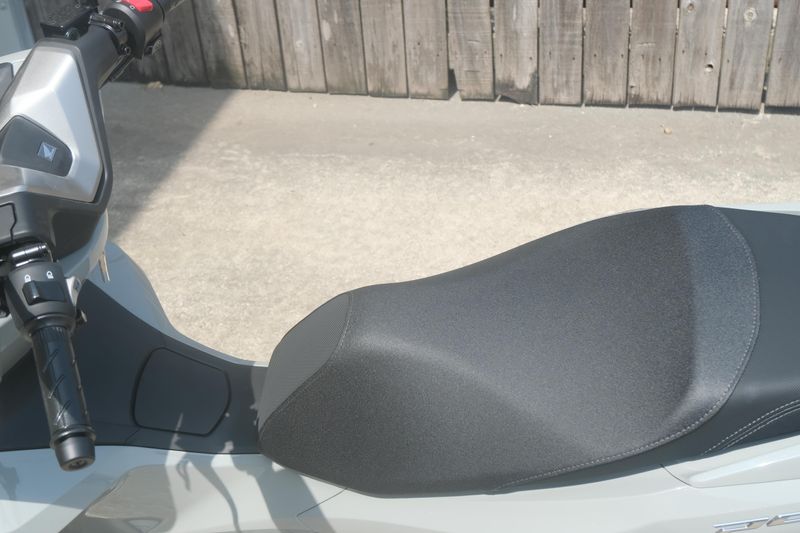 2025 Honda PCX PEARL GRAY Image 15