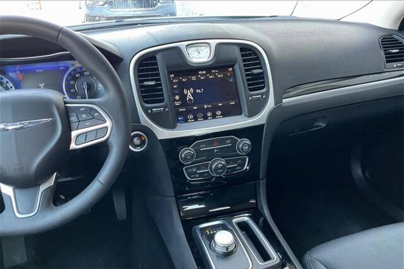 Used 2023 Chrysler 300 TouringImage 5