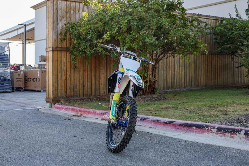 USED 2021 HUSQVARNA FC 450 ROCKSTAR EDITION Image 2