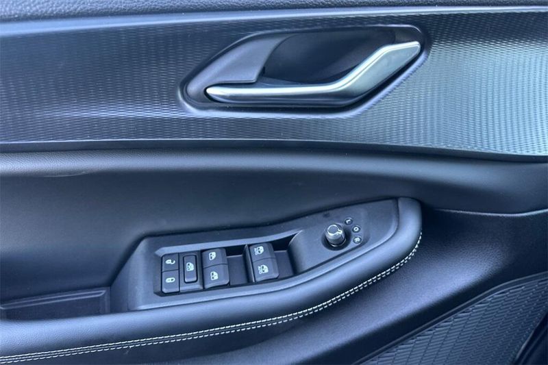 2025 Jeep Grand Cherokee Altitude photo 11