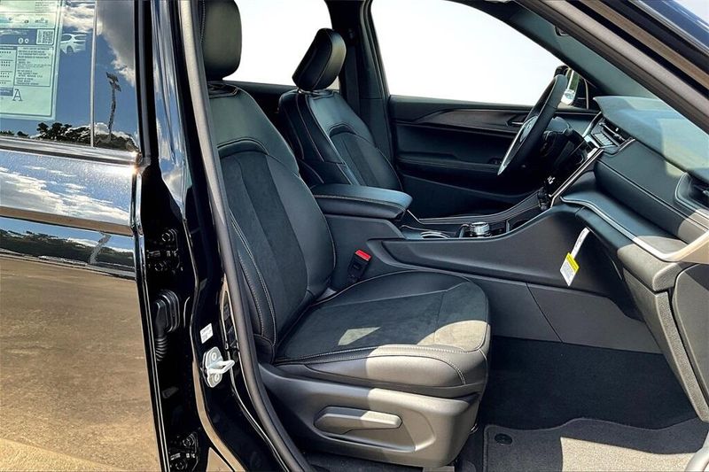 2025 Jeep Grand Cherokee Altitude photo 8
