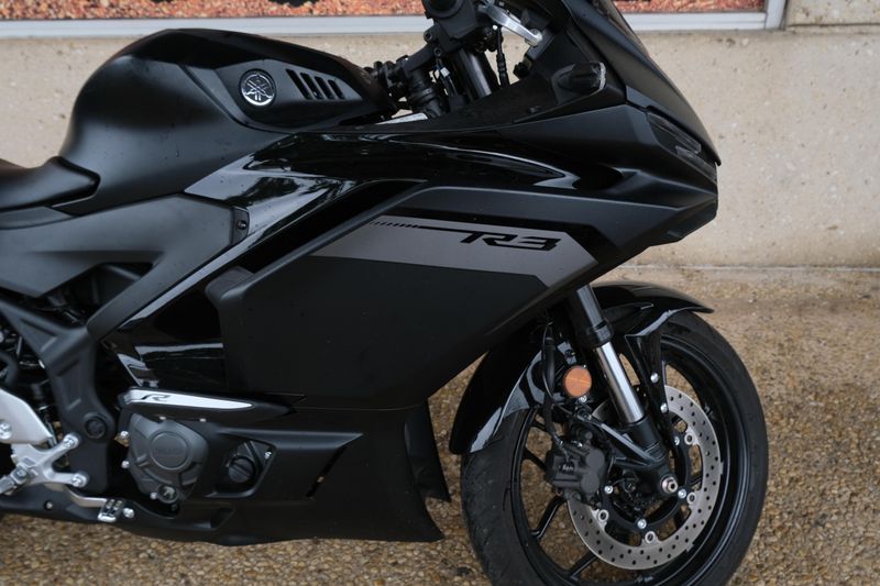 2025 Yamaha YZFR3 ABS MATTE STEALTH BLACK Image 5