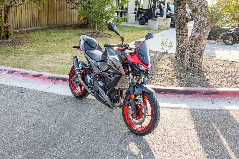 USED 2025 KAWASAKI Z500 SE ABS Image 9