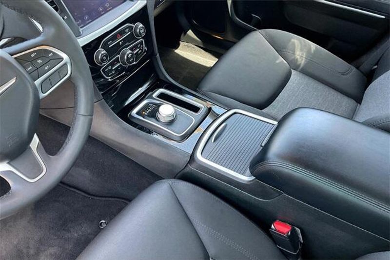 2023 Chrysler 300 TouringImage 17