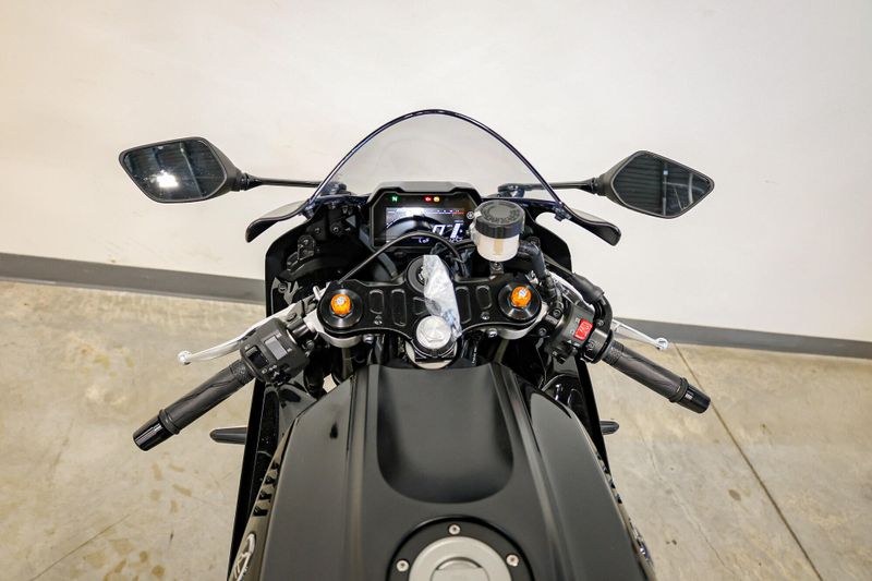 New 2025 Yamaha YZFR7 MATTE RAVEN BLACK Image 6