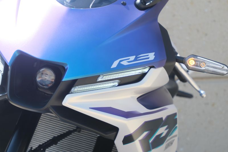 2025 Yamaha YZFR3 ABS LUNAR WHITE AND NEBULA BLUE Image 31