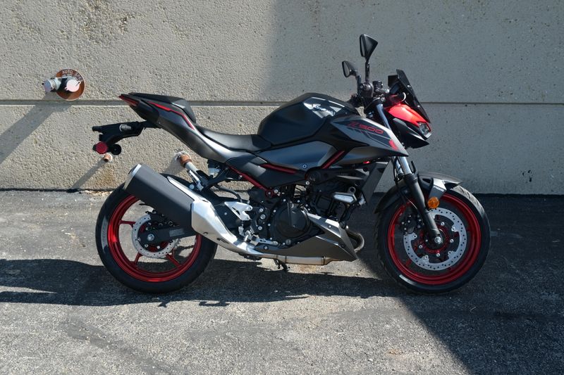 2025 Kawasaki Z500 SE ABS CANDY PERSIMMON RED AND METALLIC FLAT SPARK BLACK AND METALLIC MATTE GRAPHENESTEEL GRAY Image 2