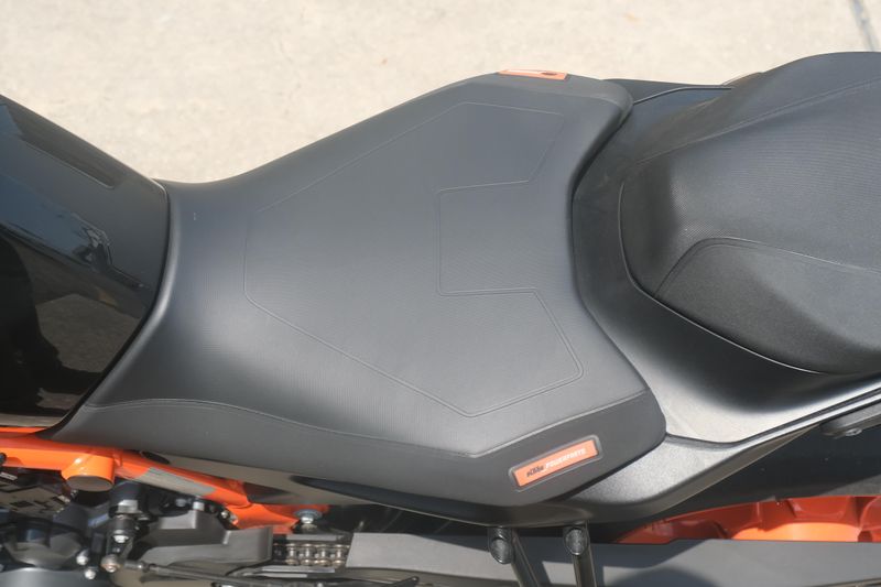 2023 KTM 890 DUKE R ORANGE AND BLUE Image 12