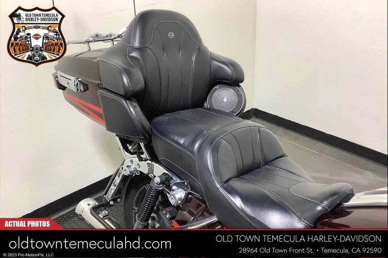 2017 Harley-Davidson Electra Glide in a BLK GNT/EL RED W/PINSTRIPE exterior color. BMW Motorcycles of Temecula – Southern California 951-395-0675 bmwmotorcyclesoftemecula.com 