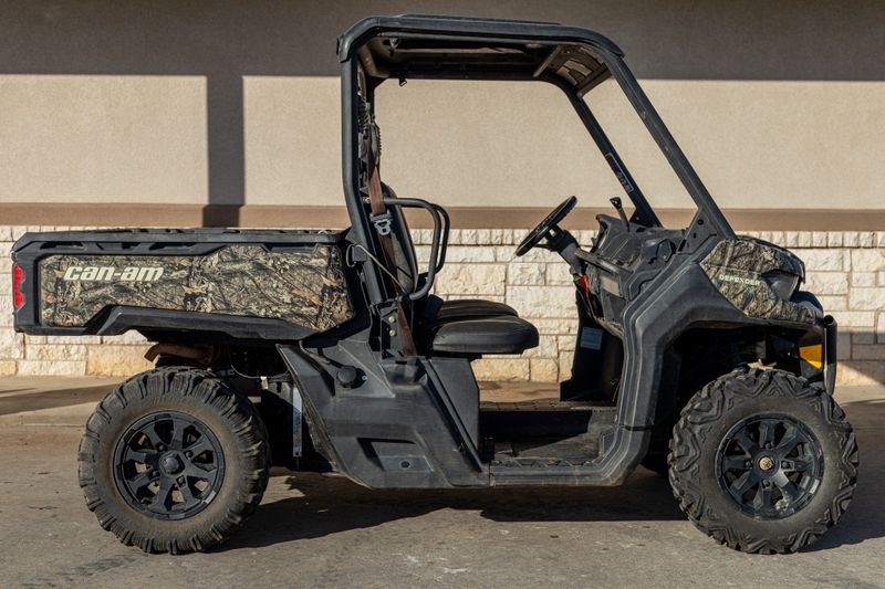 2019 CAN-AM SSV DEFENDER XT HD10 BC 19 in a BLACK exterior color. Family PowerSports (877) 886-1997 familypowersports.com 