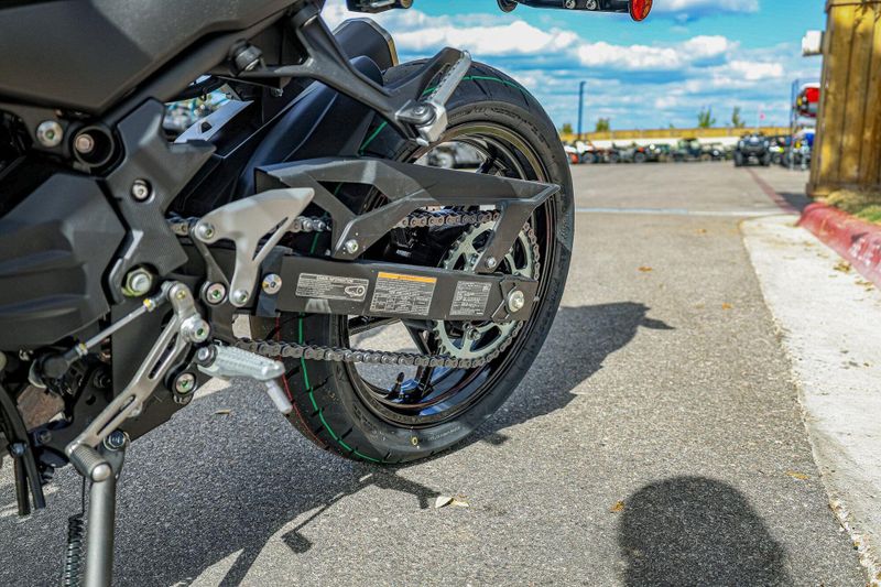 2025 Kawasaki Z500 ABS METALLIC SPARK BLACK AND METALLIC MATTE GRAPHENESTEEL GRAY Image 14