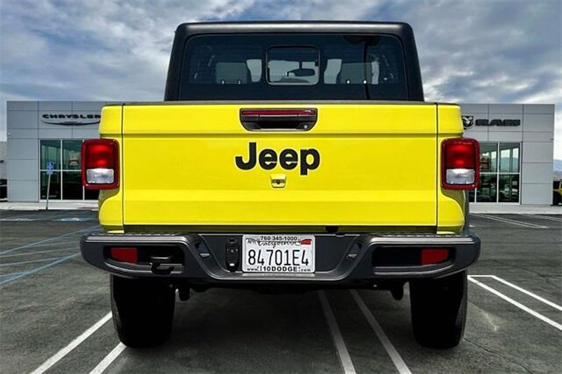 2024 Jeep Gladiator Sport photo 3