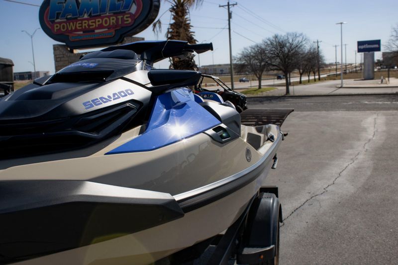 2025 SEADOO WAKE PRO 230 WITH SOUND SYSTEM IDF SAND AND DAZZLING BLUE Image 3