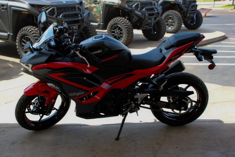 2025 Kawasaki NINJA 500 ABS PASSION RED AND METALLIC FLAT SPARK BLACK AND METALLIC MATTE DARK GRAY Image 6