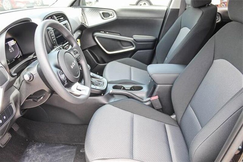 New 2025 Kia Soul LXImage 10