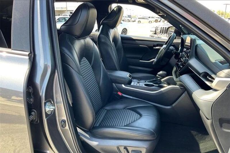 Used 2023 Toyota Highlander XSEImage 6