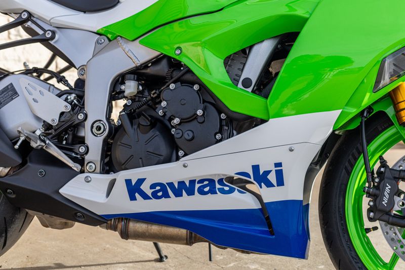 2024 KAWASAKI NINJA ZX6R 40TH ANNIVERSARY EDITION ABS LIME GREEN AND PEARL CRYSTAL WHITE AND BLUEImage 14