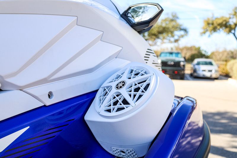 2025 Yamaha GP SVHO WITH AUDIO WHITE AND RACING BLUE Image 2