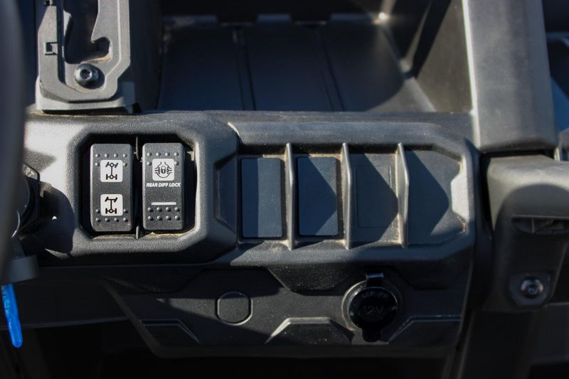 2025 Can-Am DEFENDER MAX DPS HD7 COMPASS GREEN Image 18