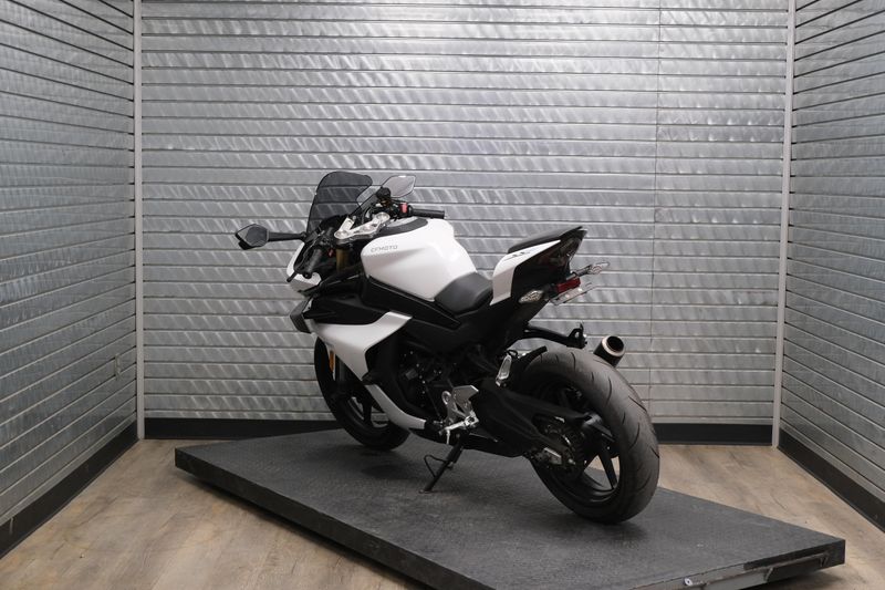 2024 CFMOTO 450SS NEBULA WHITEImage 5