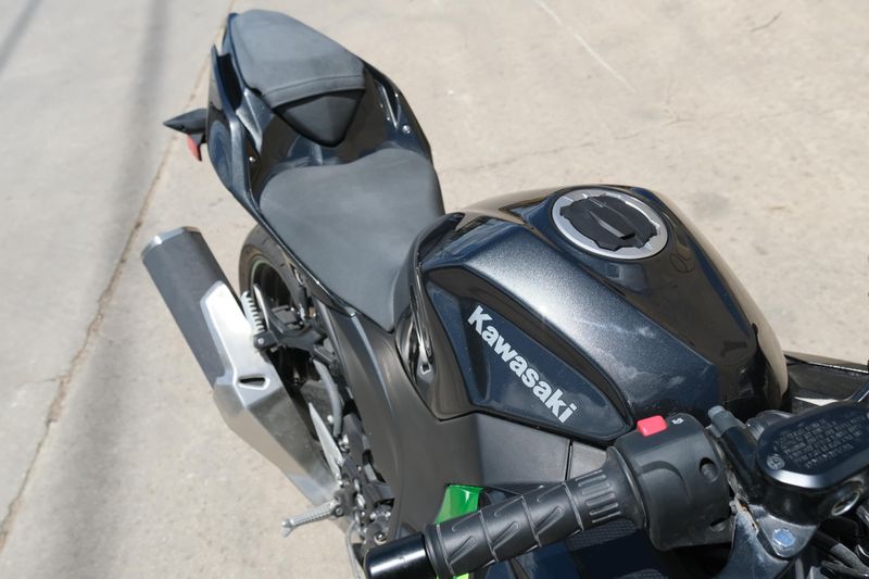 2023 Kawasaki NINJA 400 ABS METALLIC CARBON GRAY AND METALLIC MATTE CARBON GRAY Image 20
