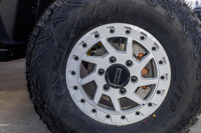 NEW 2025 CAN-AM MAVERICK R X RS WITH SMARTSHOX 999T DCT CARBON Image 16