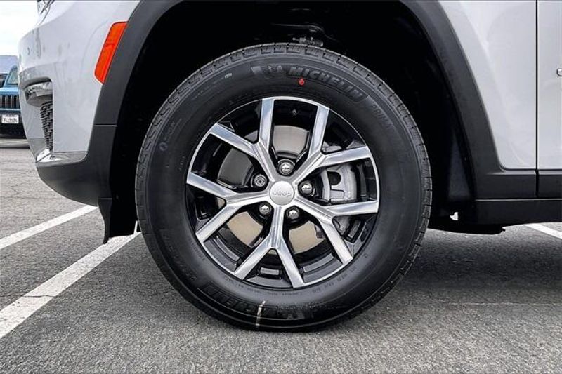 New 2025 Jeep Grand Cherokee L Limited 4x4Image 10