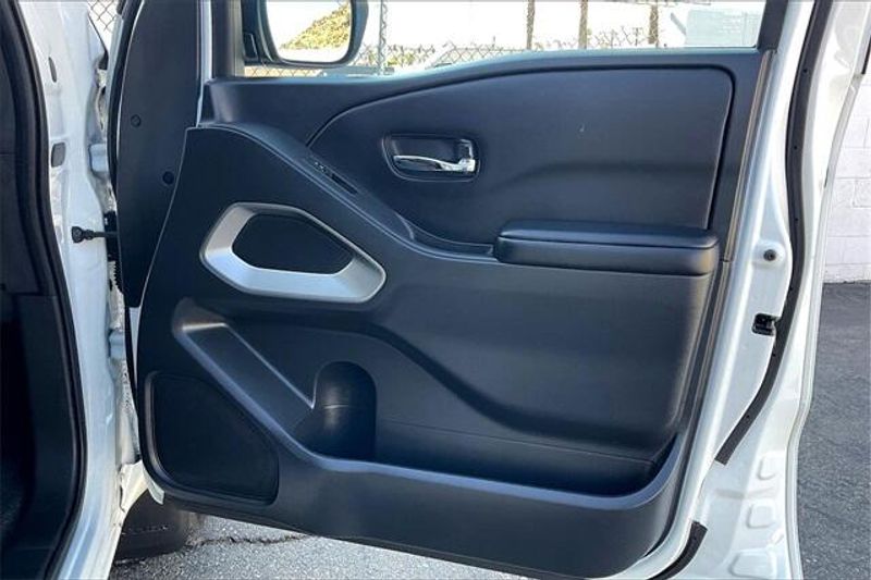 Used 2025 Nissan Frontier SVImage 23