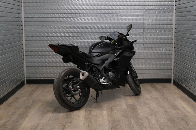 USED 2025 YAMAHA YZFR3 ABS Image 3