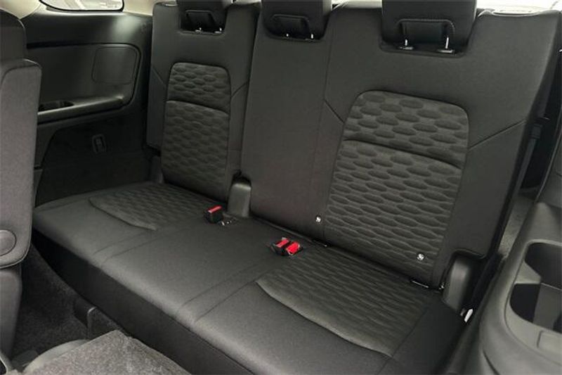 New 2025 Nissan Pathfinder SVImage 12