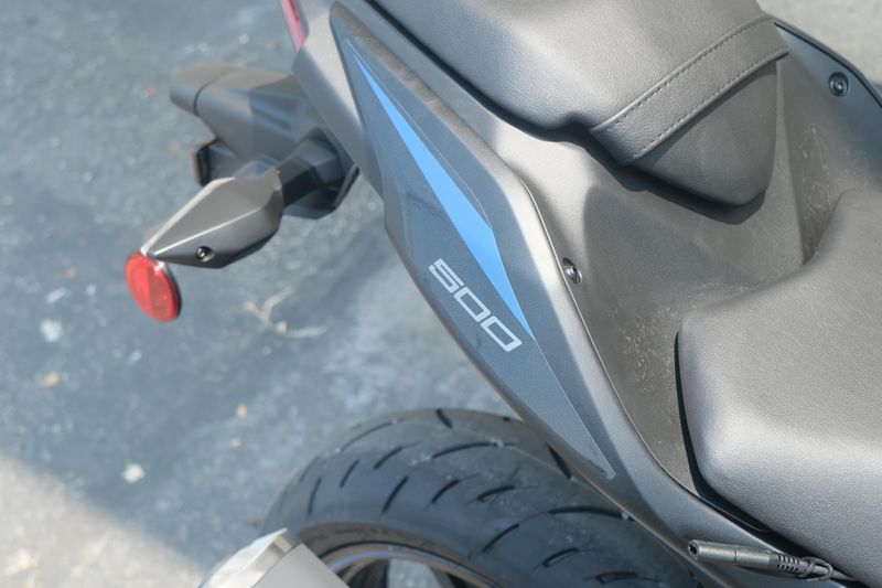 2025 Kawasaki NINJA 500 ABS METALLIC FLAT SPARK BLACK AND METALLIC SPARK BLACK AND METALLIC MOONDUST GRAY Image 20