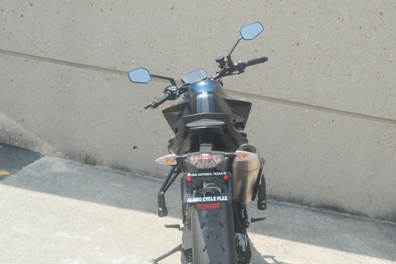 2023 KTM 890 DUKE R ORANGE AND BLUE Image 6