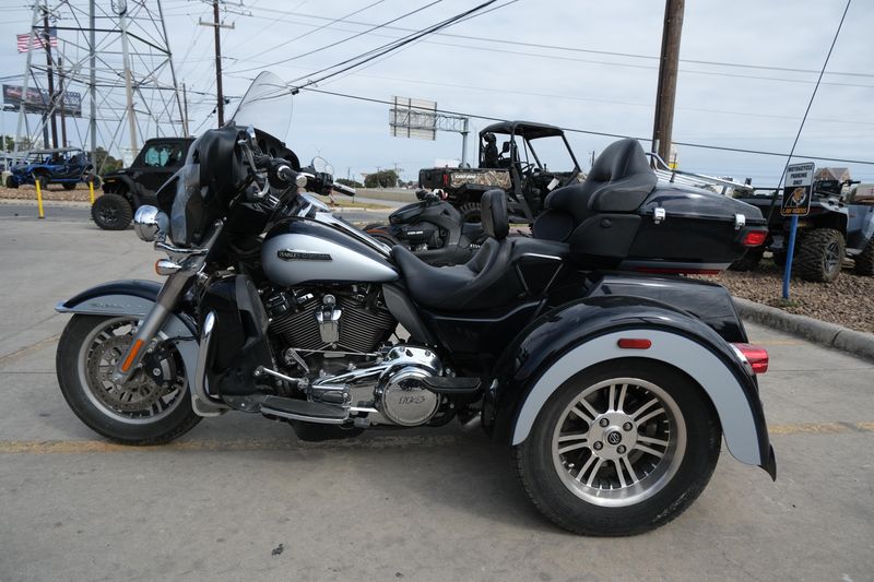 2019 HARLEY TRIKE TRI GLIDE ULTRA in a BLACK exterior color. Family PowerSports (877) 886-1997 familypowersports.com 