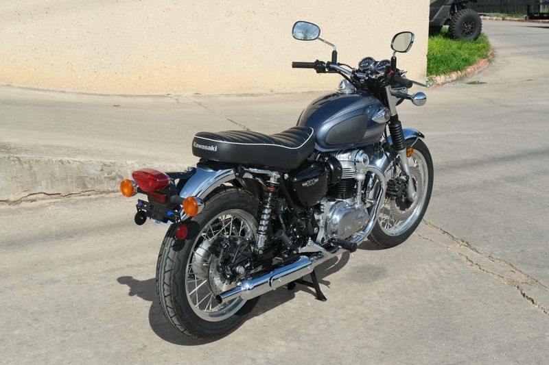 2024 Kawasaki W800 ABS METALLIC SLATE BLUE AND METALLIC DIABLO BLACK Image 3