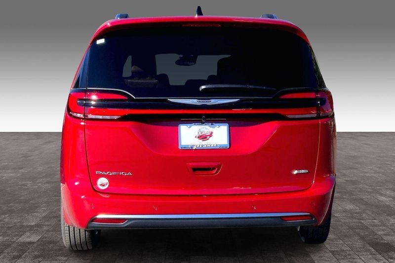 2026 Chrysler Pacifica Pinnacle photo 4