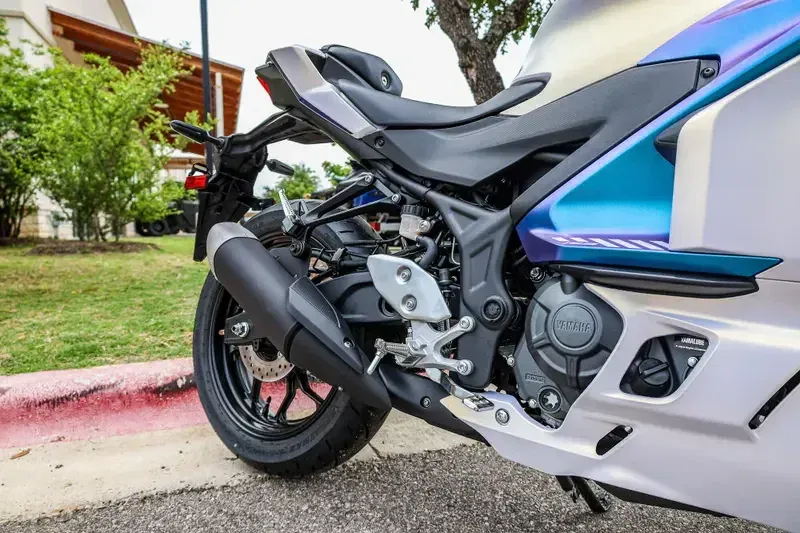 2025 Yamaha YZFR3 ABS LUNAR WHITE AND NEBULA BLUE Image 27